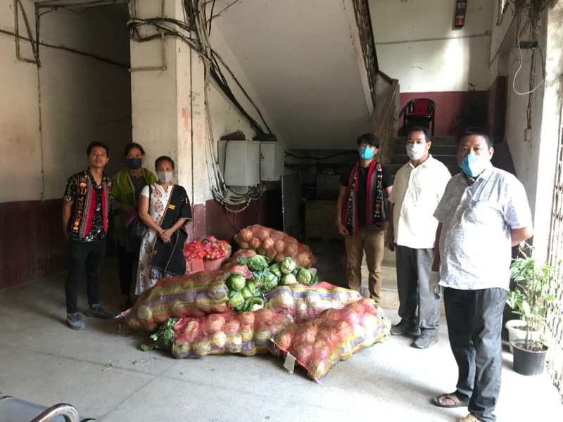 Mao Hoho Dimapur donated potatoes, cabbage and plum acquired from Mao Villages to frontliners of Dimapur in Ganeshnagar QC, DC Office, Police Commissionerate, CMO Office and EAC Chümoukedima to acknowledge their selfless service during the COVID-19 Pandemic on June 20. (Photo Courtesy: Mao Hoho Dimapur)